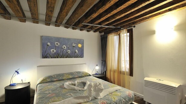Unclassified image, 1 of 22, button - Red Rose (Venice)