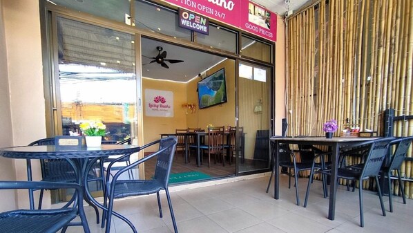 Outdoor dining - Lucky Patong Hotel (Patong)