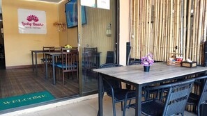 Outdoor dining - Lucky Patong Hotel (Patong)