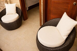 Two wicker chairs with cushions, a wooden door, and a tiled floor. - Casa Nube/8 min from the Santo Domingo airport (Santo Domingo Este)
