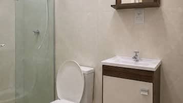 Secador de cabelo, toalhas de banho, sabonete, papel higiênico