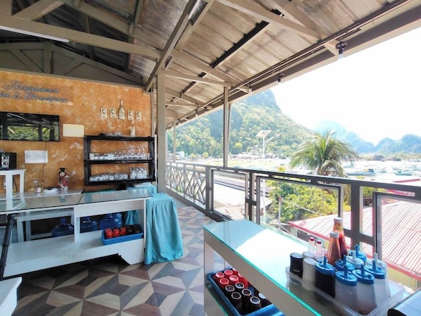 Outdoor dining - Joaquinns Bed & Breakfast (El Nido)