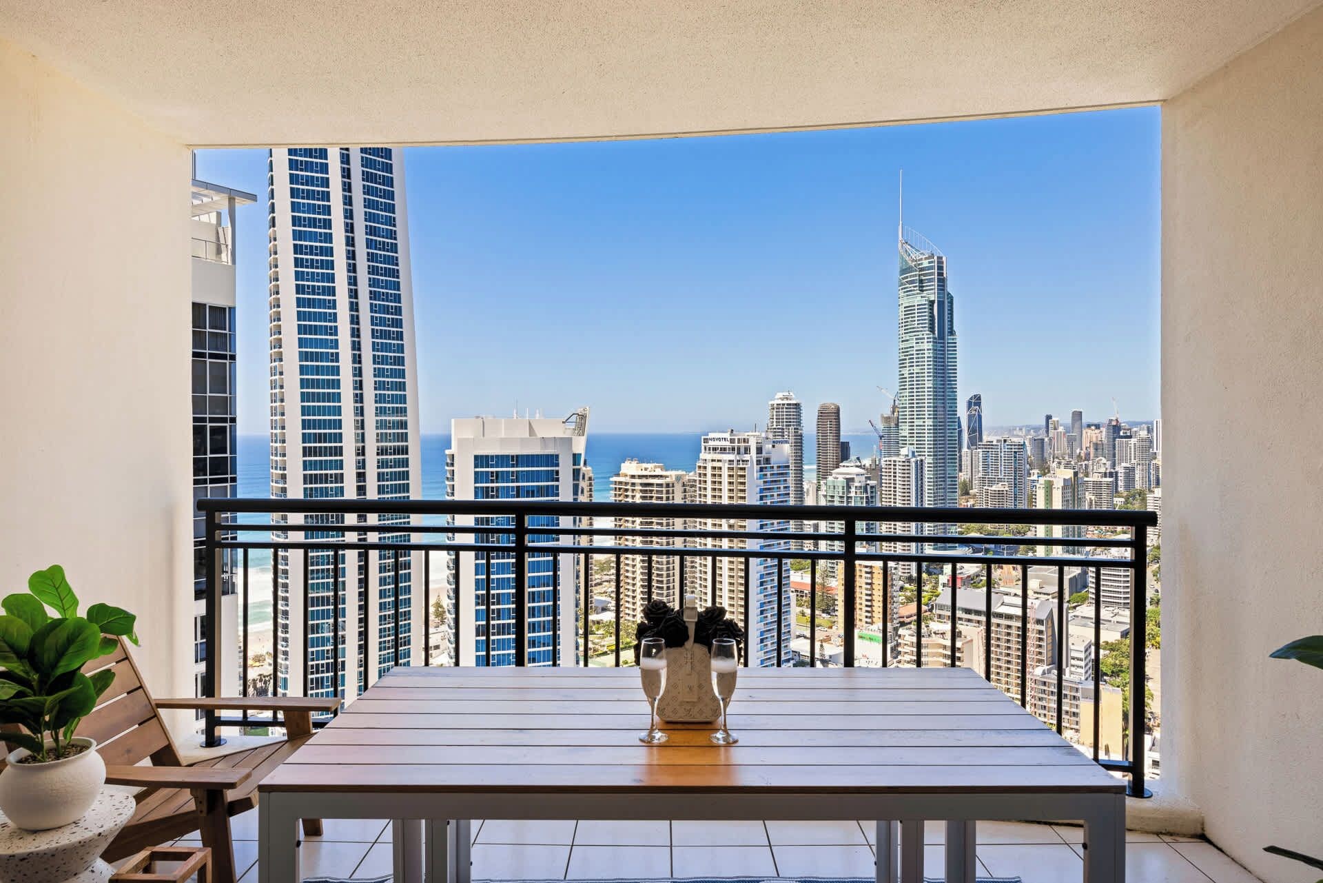 Een balkon met uitzicht op een stadsbeeld en de oceaan.