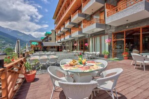 Outdoor dining - Snow Flakes Resort (Manali)
