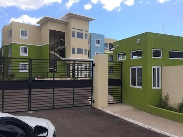 Exterior - Kingston Apartment at Tres Vista (Kingston)