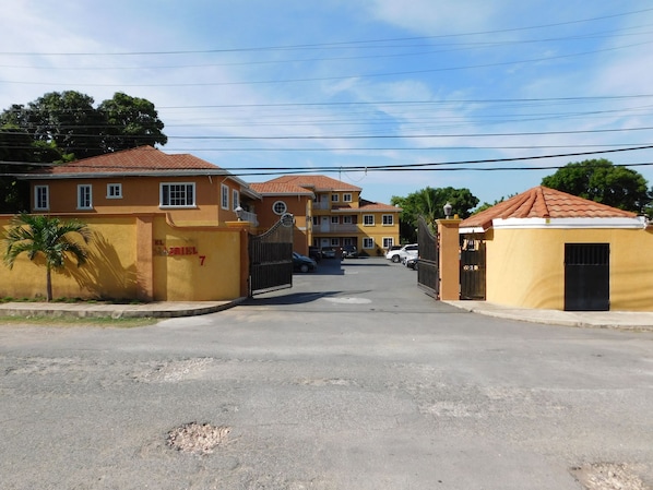 Exterior - El Gabriel Apartments (Kingston)
