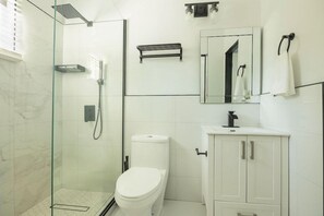 Bathroom - El Gabriel Apartments (Kingston)