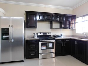 Private kitchen - El Gabriel Apartments (Kingston)