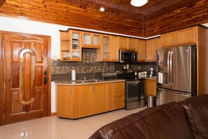 Private kitchen - New Kingston Guest Apt At Fairway (Kingston)