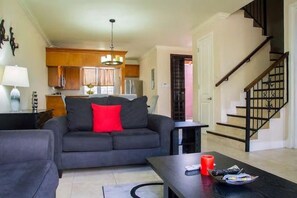 Living area - New Kingston Guest Apt at Sonoma Estate (Kingston)