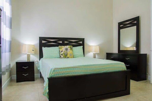 Room - New Kingston Guest Apt at Sonoma Estate (Kingston)