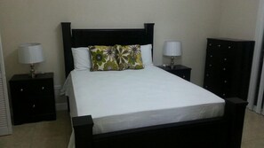 Room - New Kingston Guest Apt at Sonoma Estate (Kingston)