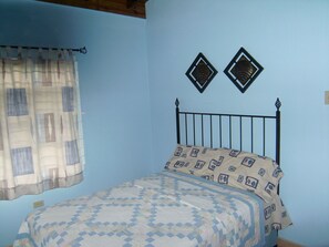 Room - New Kingston Guest Apt at Sonoma Estate (Kingston)