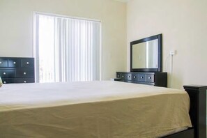 Room - New Kingston Guest Apt at Sonoma Estate (Kingston)
