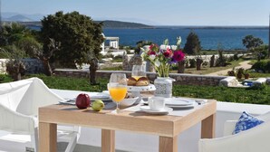 Outdoor dining - White Dunes Luxury Suites (Paros)