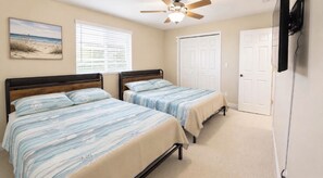 Room - Charming newly furnished 3-bedroom house with 85” TV perfect for relaxing. (Naples)