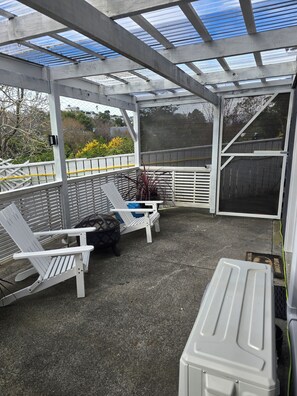 Unclassified image, 4 of 8, button - 5 minutes / 3 kg to the city center 5 minutes to the beach (New Plymouth)