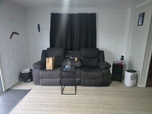 Unclassified image, 5 of 8, button - 5 minutes / 3 kg to the city center 5 minutes to the beach (New Plymouth)