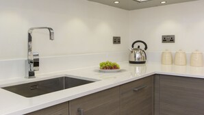 Private kitchen - Citystay - Mill Park Apartments (Cambridge)