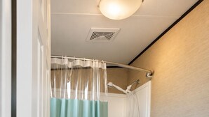 Un baño con ducha, inodoro y lavamanos.