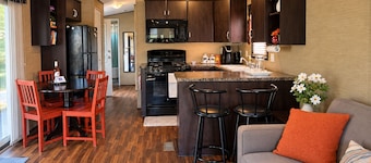 Peacedale | Luxury Cottage in Niagara-on-the-Lake • Pool • Pet-Friendly