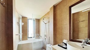 Un baño moderno con bañera, inodoro y lavamanos.