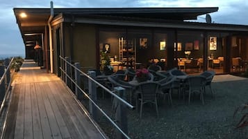 Deluxe Double or Twin Room, Balcony, Sea View | Tempat makan luar