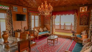 Living area - Golden Flower Heritage Houseboat (Srinagar)
