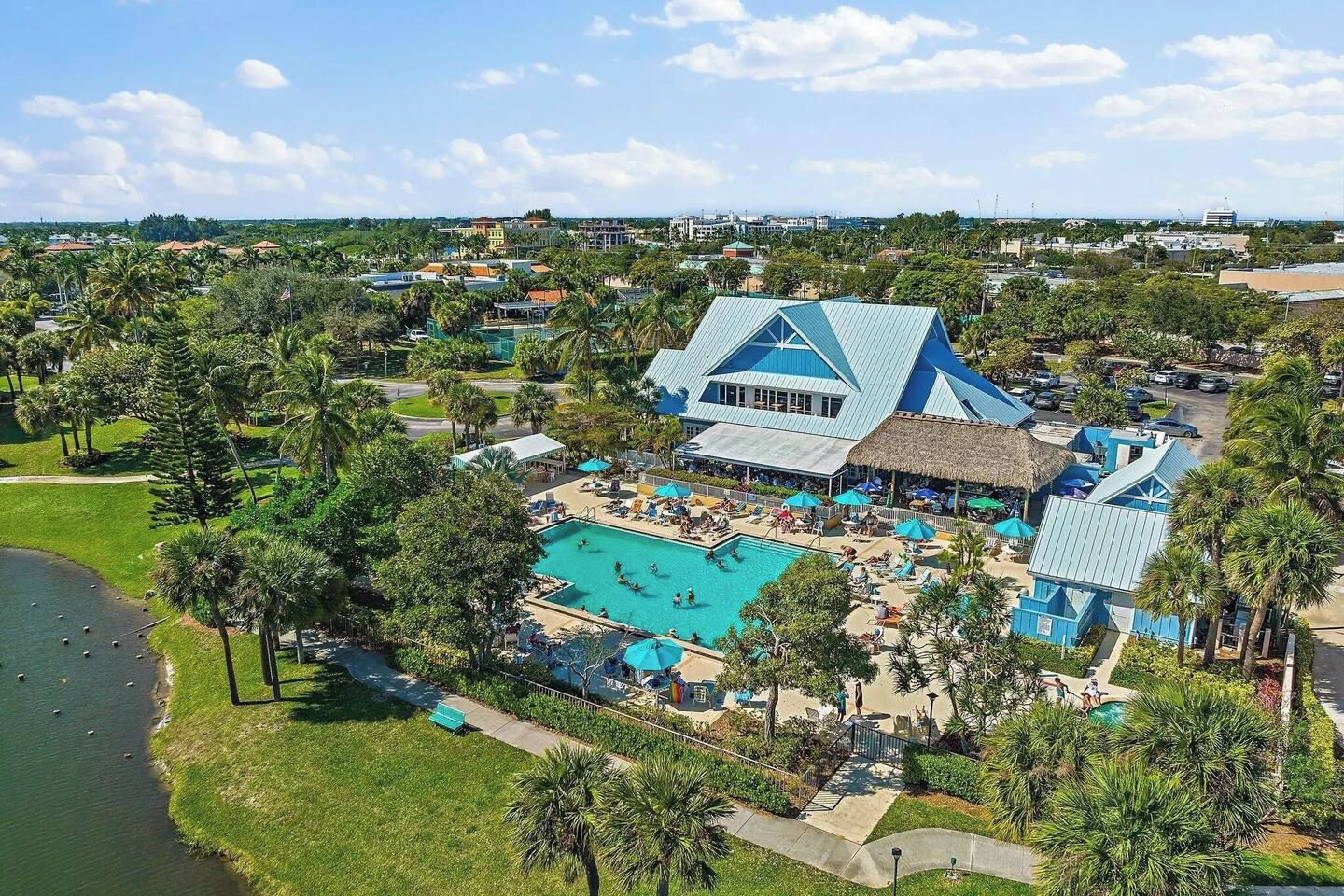 Un resort con una grande piscina, diversi edifici e vegetazione circostante.