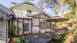 Outdoor dining - OYO Rooms 017 Heritage Bungalow (Shimla)