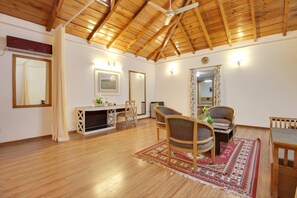 Living area - Neelesh Inn (Nainital)