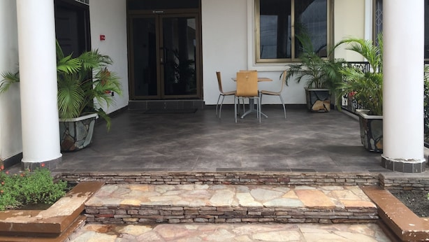 Outdoor dining - Eden Vale Hotel (Accra)