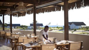 Outdoor dining - Diamonds Mequfi Beach Resort (Mecufi)