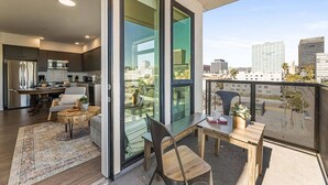 Un apartamento moderno con balcón, cocina y comedor.