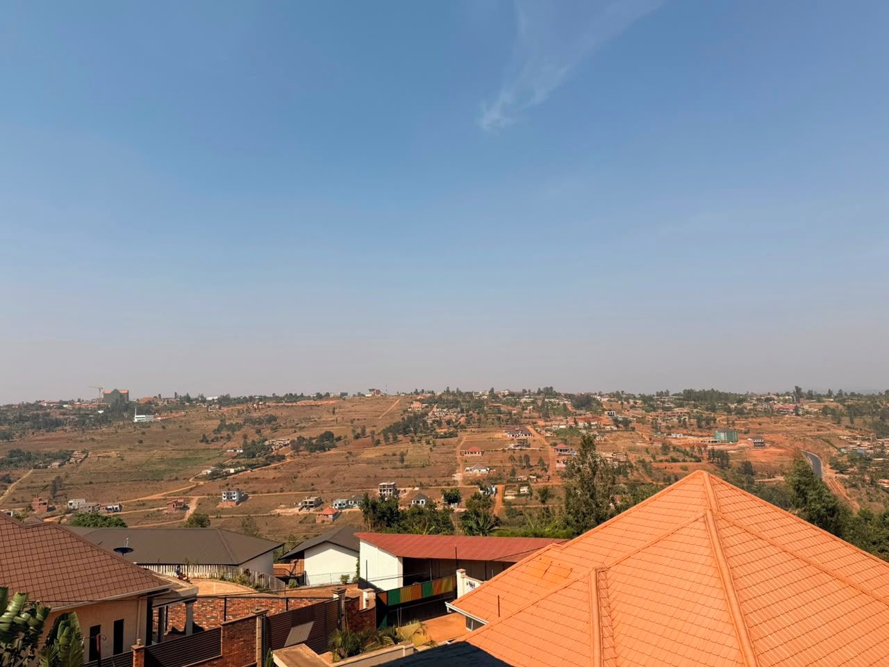 Zona residencial con casas y un paisaje montañoso al fondo.
