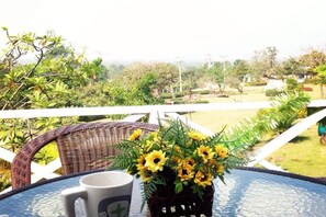 Outdoor dining - Keawanongburi Resort (Wang Nam Khiao)