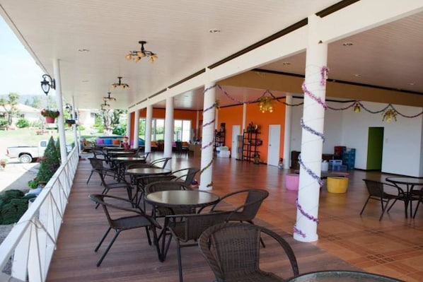 Outdoor dining - Keawanongburi Resort (Wang Nam Khiao)