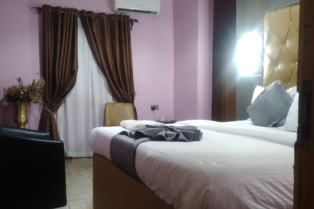Executive tweepersoonskamer | Lakens van Egyptisch katoen, luxe beddengoed, een bureau