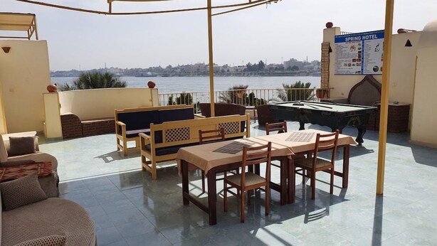 Outdoor dining - 555 Studios & Flats (Luxor)