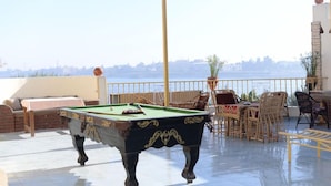 Outdoor dining - 555 Studios & Flats (Luxor)