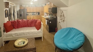 Living area - Kayaks, Bikes, Beach, Pennekamp 1 mile, walk to restaurants & shops (Key Largo)