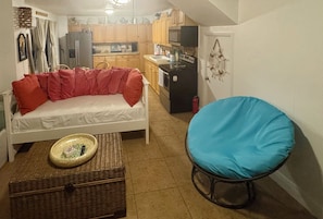 Living area - Kayaks, Bikes, Beach, Pennekamp 1 mile, walk to restaurants & shops (Key Largo)