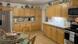 Private kitchen - Kayaks, Bikes, Beach, Pennekamp 1 mile, walk to restaurants & shops (Key Largo)