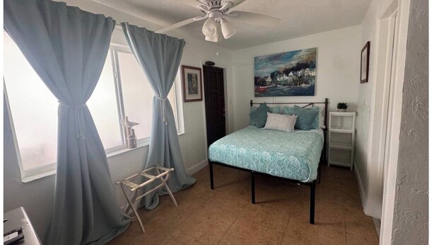 Room - Kayaks, Bikes, Beach, Pennekamp 1 mile, walk to restaurants & shops (Key Largo)
