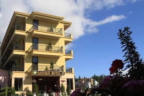 A multi-story hotel with balconies and a sign that reads 'SAPARIS HOTEL.' - Sapa Hilton Hotel (Sa Pa)