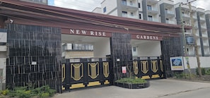 A gated entrance to New Rise Gardens with a sign indicating a 10 KMP speed limit. - 2-bedroom apartment in Nairobi near Jomo Kenyatta International airport (Nairobi)