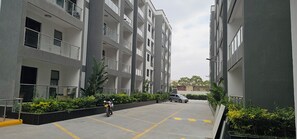 A multi-story residential building with balconies, a parking area, and greenery. - 2-bedroom apartment in Nairobi near Jomo Kenyatta International airport (Nairobi)