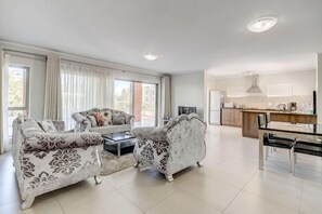 Living area - Uniquestay Mayfair Luxury Apartment (Cape Town)