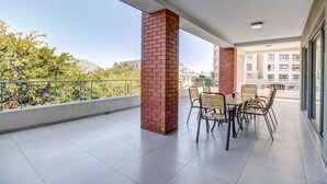 Outdoor dining - Uniquestay Mayfair Luxury Apartment (Cape Town)