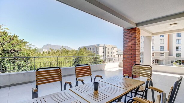 Outdoor dining - Uniquestay Mayfair Luxury Apartment (Cape Town)